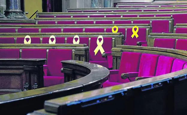 Aspecto del Parlamento de Cataluña con lazos amarillos en los escaños de los diputados presos.