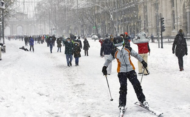 La copiosa nevada caída en Madrid movió a algunos a coger los esquís. /gUILLERMO NAVARRO