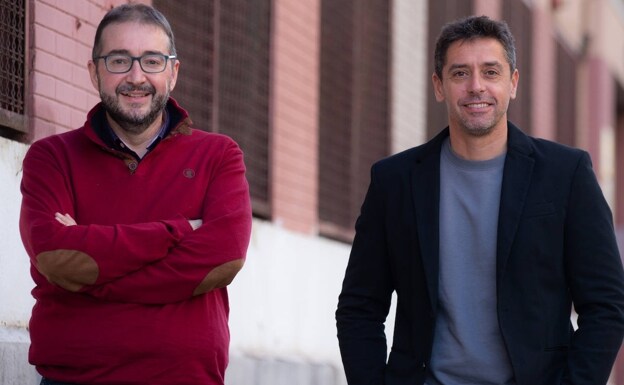 Los escritores Juan Ramón Santos y Pablo Gutiérrez. /R.C.