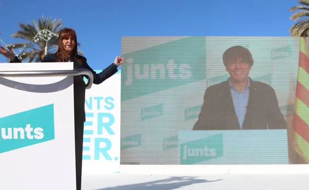 Laura Borràs conduce el mítin de Junts, en Barcelona, con la presencia de Carles Puigdemont por videoconferencia./EFE