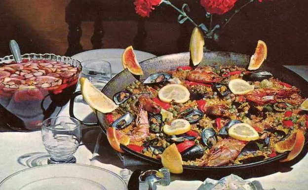 Postal promocional de la cocina española con paella y sangría (años 60)./Ana Vega