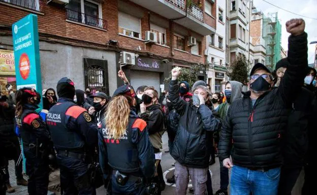 Protestas de independentistas este domingo en L'Hospitalet de Llobregat, ante la visita del líder de Vox, Santiago Abascal./EFE