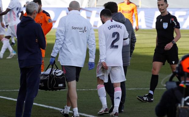Carvajal se retira lesionado durante el partido ante el Valencia. /Efe