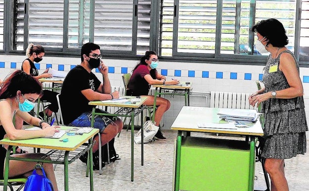 Selectividad en el IES Benlliure de Valencia, en la convocatoria del año pasado. /Manuel Bruque/EFE