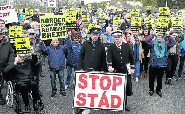 Protesta contra el 'brexit' en la frontera de Irlanda del Norte./AFP