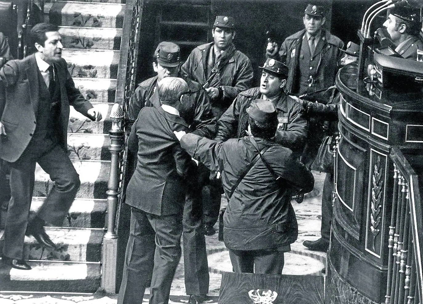 Gutiérrez Mellado y el presidente Adolfo Suárez se enfrentan a los asaltantes.