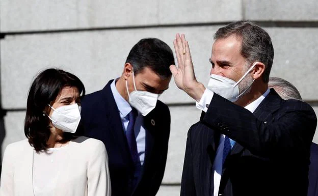 El Rey junto al presidente del Gobierno y la presidenta del Senado en el 40ª aniversario del 23-F. /efe