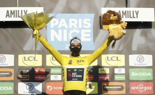 Michael Matthew, en el podio, con el maillot amarillo. /Yoan Valat (Efe)