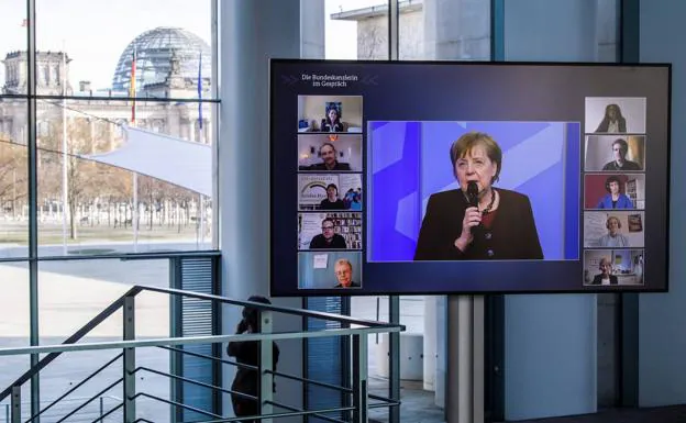 Angela Merkel habla con los ciudadanos el pasado miércoles./Reuters