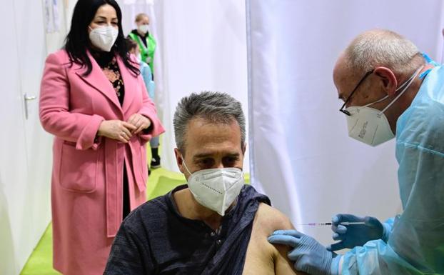 Health suspends vaccination with AstraZeneca for at least 15 days.
