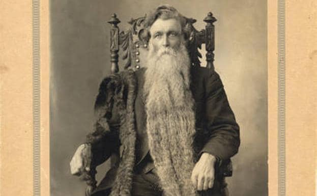 Hans Langseth, retratado a los 66 años, con el extremo de su barba en la mano derecha./Nils C. Jorgenson