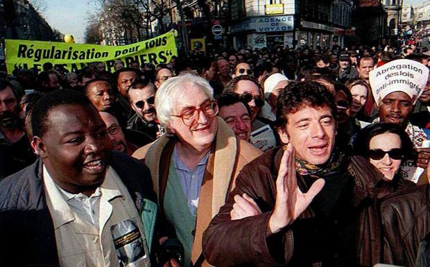 Bertrand Tavenier y el cantante Patrick Bruel participan en una manifestación contra la ley de inmigración en 1997.