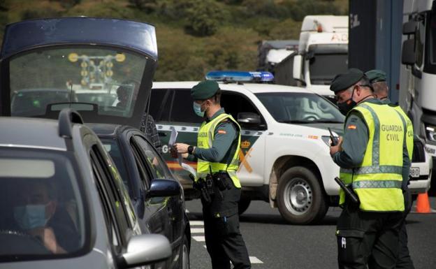 Control de tráfico interprovincial de la Guardia civil en el km 768 de la A66 sentido Sevilla /EFE