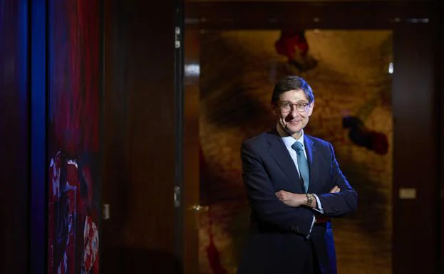 El presidente de CaixaBank, José Ignacio Goirigolzarri, en la sede del banco en Madrid. /J. R. LADRA