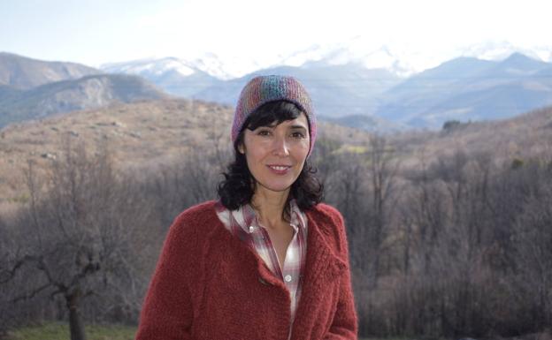 La escritora Edurne Portela, en la pequeña localidad de Gredos donde reside desde 2019./