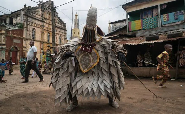 Un fetiche acapara la atención en una calle de Benín, donde el vudú y la hechicería todavía juegan un papel importante en la sociedad. /SERGIO GARCÍA