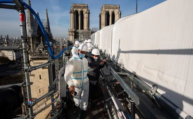 El ministro de Cultura, Roselyne Bachelot, visita la cubierta de Notre Dame llena de lonas y andamios. /AFP