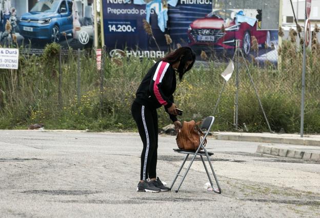 Una de las mujeres que ejerce la prostitución junto a la pista de Silla, el martes, en el polígono de Catarroja. /Damián torres