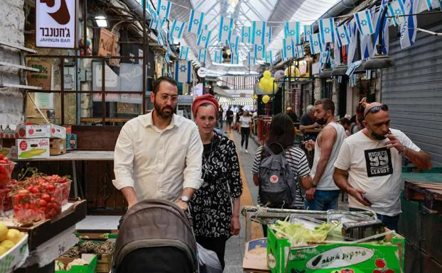 Los mercados de Jerusalén se poblaron este domingo de cientos de personas que por primera vez dejaron la mascarilla en casa./AFP