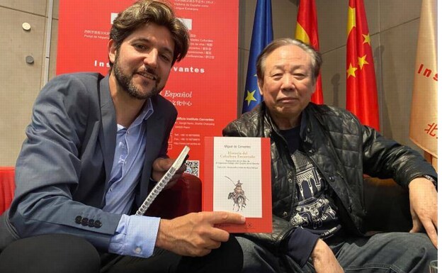 Guillermo Bravo, editor de Mil Gotas, y el hispanista Zhao Zhenjiang (d) en la presentación del libro 'Caballero Encantado« de Lin Shu. /efe.