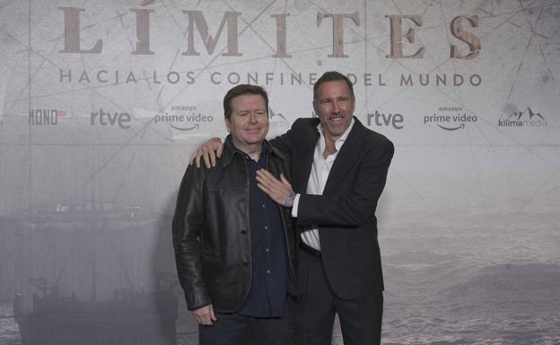 El director británico Simon West y el prductor bilbaíno Miguel Menéndez de Zubillaga en la presentación de 'Sin límites'.