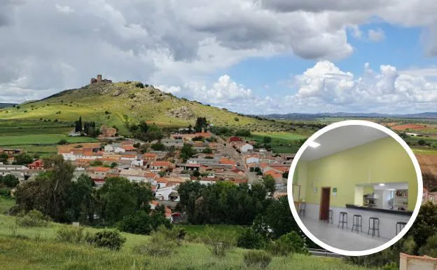 Vista de Caracuel de Calatrava, con el castillo al fondo, e interior del bar que el Ayuntamiento alquila por cinco euros al mes. /RC