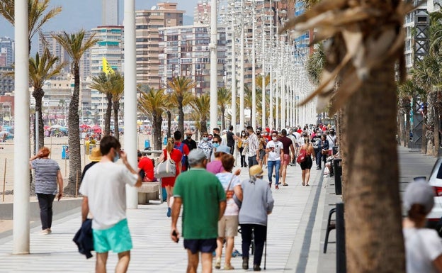 El paseo de Benidorm ha presentado un aspecto más propio del verano que del mes de mayo.