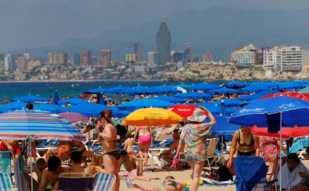 Turistas y vecinos de Benidorm disfrutan del primer fin de semana sin mascarilla. /efe/manuel lorenzo