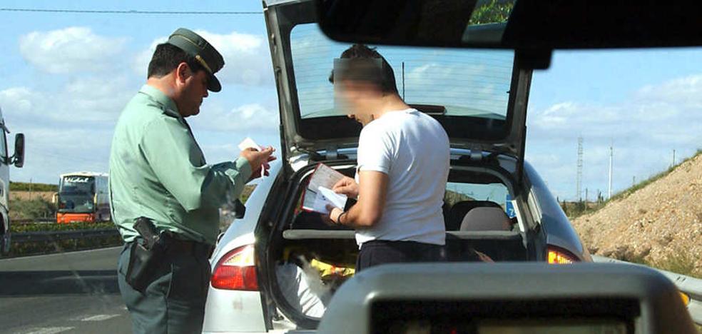 Nueva multa de la DGT: 100 euros por no apagar el motor del coche | La nueva y sorprendente multa de 100 euros que prepara la DGT para después de verano y quiénes estarán exentos - Vimarsana News