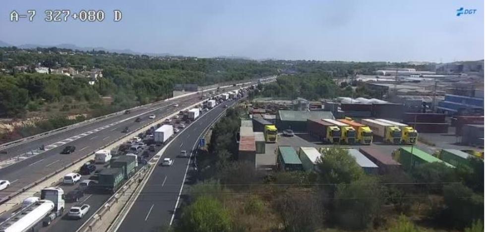 Atascos y tráfico en Valencia: aviso de la DGT | Un accidente en el bypass provoca un atasco de más de 6 kilómetros en la A-7 en Paterna (Valencia) - Vimarsana News