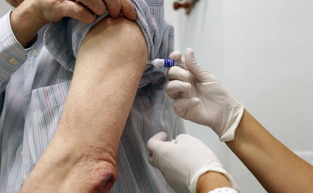 Un hombre se vacuna contra el coronavirus en Valencia. /IRENE MARSILLA