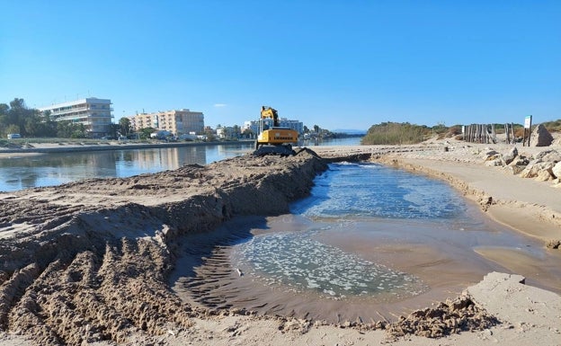 Los barrancos de la Albufera vuelven a abrirse al mar tras la retirada de toneladas de arena