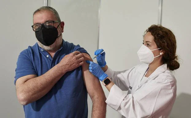 Una persona se vacunará en Valencia / I.  ARLANDIS