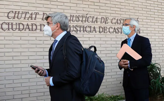Recaredo del Potro y José Luis Martínez a su llegada a la Audiencia Provincial de Castellón al inicio del juicio.  / EFE