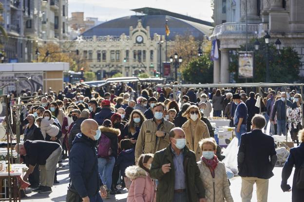 Los alrededores de la Plaza del Ayuntamiento de Valencia se llenaron ayer de gente.  N. Van Looy