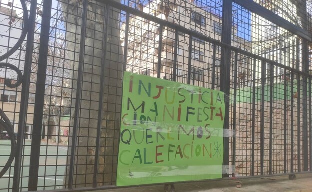 Una pancarta denunciando la situación en la valla del centro. 