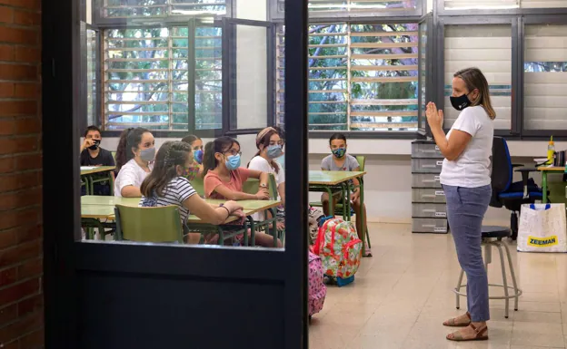Una maestra se dirige a sus alumnos el primer día de clases del año escolar 2020-2021.  /Enric Fontcuberta/EFE