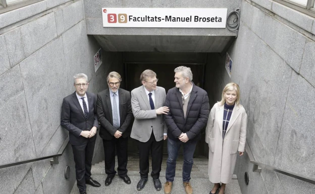 Puig con los hijos de Broseta y los ministros de España y Bravo bajo el nombre de la nueva estación.  /Irene Marsilla