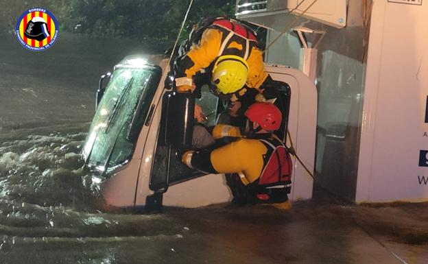 inundaciones y lluvias en Valencia | Bomberos rescatan a los dos ocupantes  de un camión momentos antes de ser arrastrado por el agua en Quart de Poblet  | Las Provincias