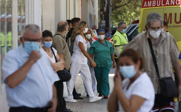 El fin de las oleadas de Covid obstruye la sala de emergencias y pone en peligro la vacunación