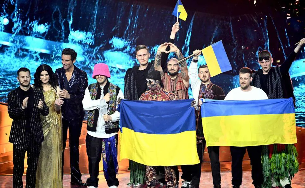 Kalush Orchestra, representantes de Ucrania, posan con el premio como ganadores del Festival de Eurovisión 2022./afp