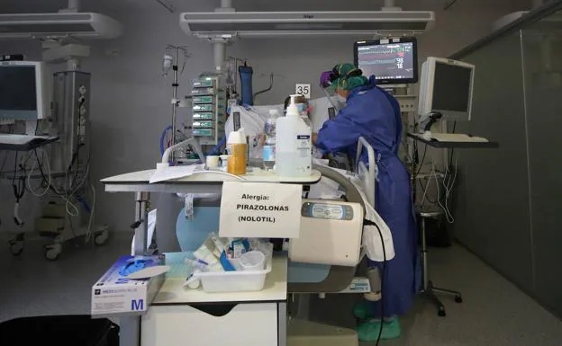 Un paciente de Covid en un hospital de Valencia.  /Txema Rodríguez