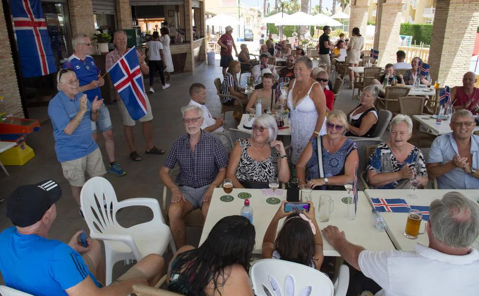 Los islandeses celebran su día nacional en un lugar de Playa Flamenca en Orihuela Costa.  /ANTONIO GIL /AGM