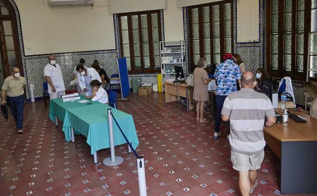 Un punto de vacunación sin cita previa en el Hospital de la Malvarrosa de Valencia. 