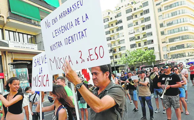 Protesta por la reducción de horas lectivas de la asignatura en la ESO. 