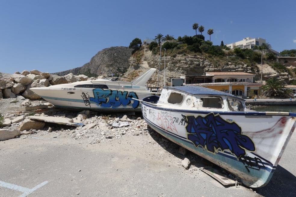 muelle fantasma.  El puerto deportivo donde se abandonaron los barcos en Calpe. 