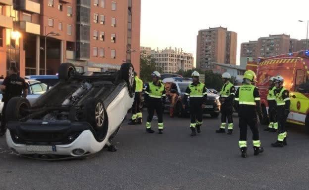 Un coche se avería en la rotonda del origen de los ganchos en Valencia