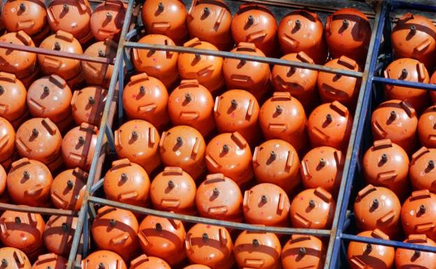El precio de la bombona de butano, congelado por ley, sube sin freno