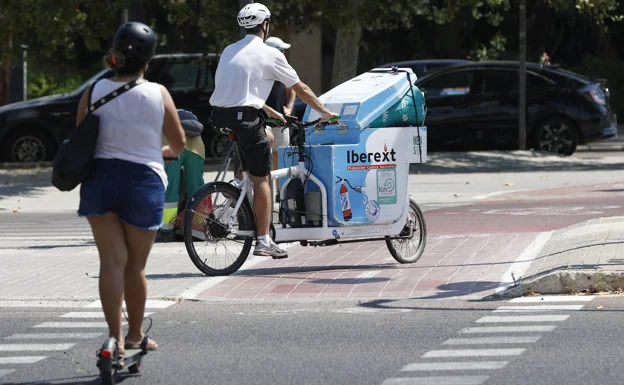 Varias personas en una calle de Valencia en un día fresco y con altas temperaturas. 