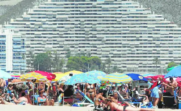 Los quince kilómetros de costa de Cullera se llenan en verano de visitantes que quieren estar cerca del mar. 